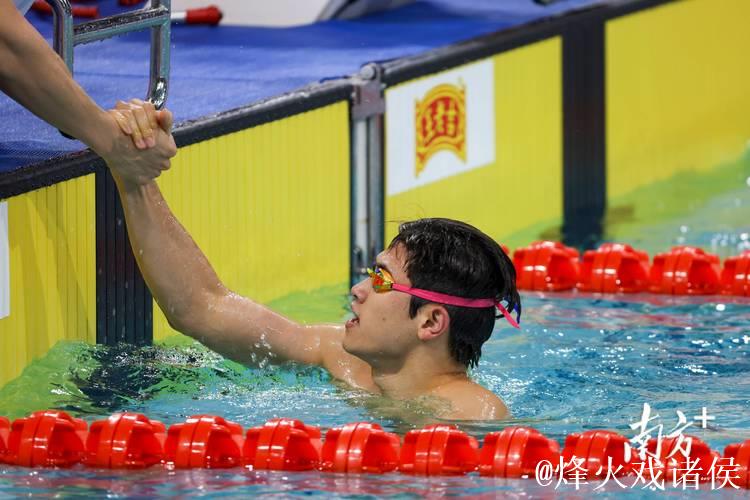 全锦赛男子4x200米自由泳接力：潘展乐带领浙江队摘金